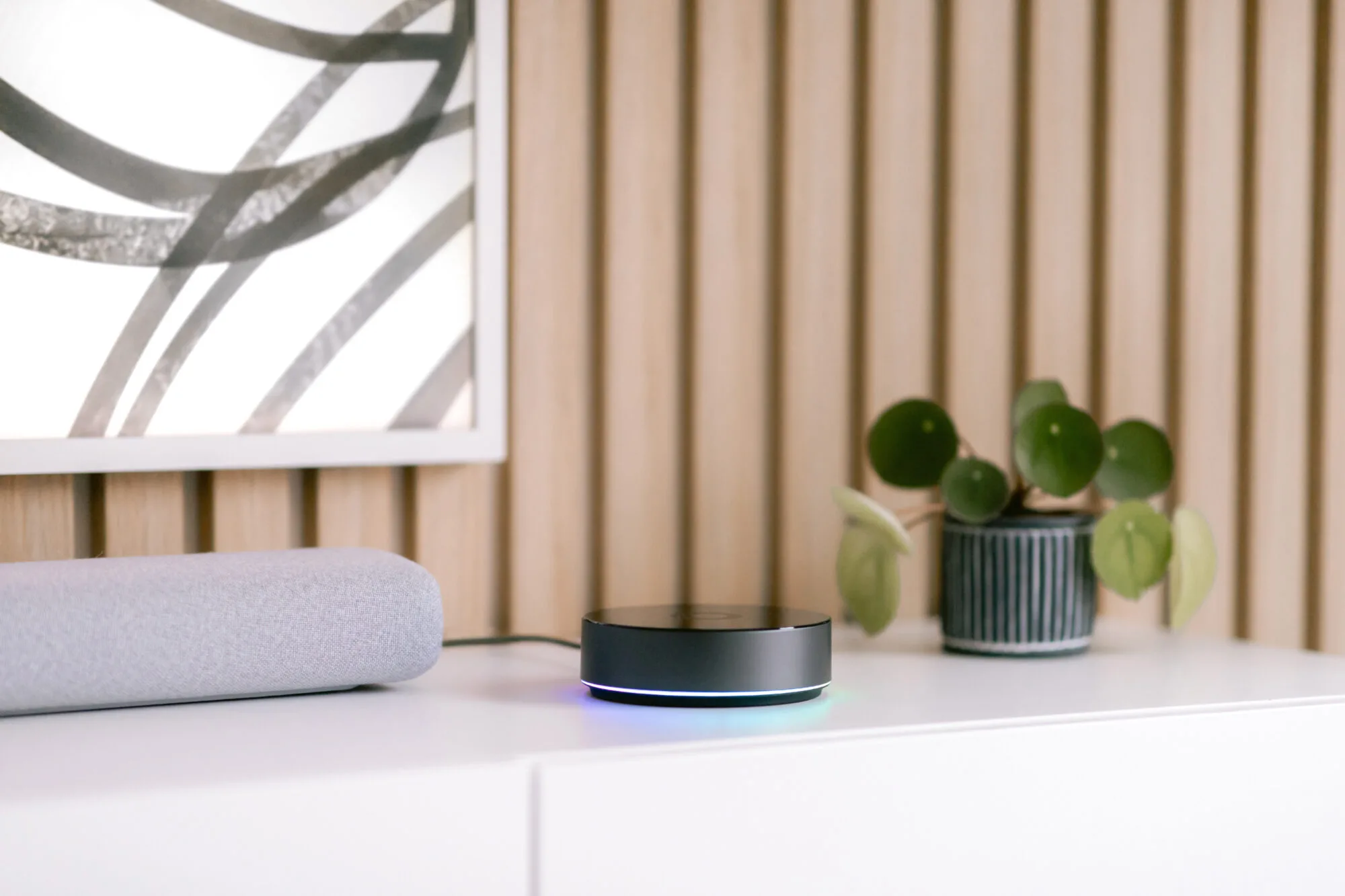 Homey Pro smart home hub in een woonkamer